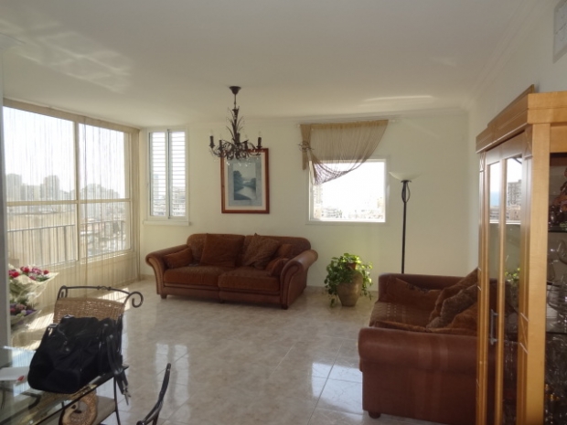 3 חד' עם נוף לים בבת ים.