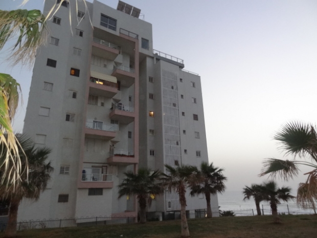 4 חד' עם מרפסת שמש ונוף לים.