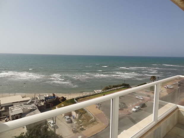 4 חד' עם מרפסת שמש ונוף לים.