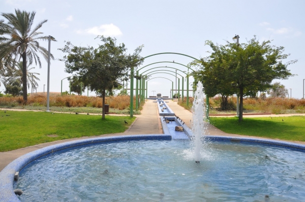3 חד' בבניין חדש ליד הים.